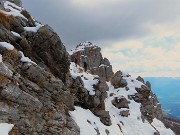 47 Rampando su neve sui roccioni del Pralongone